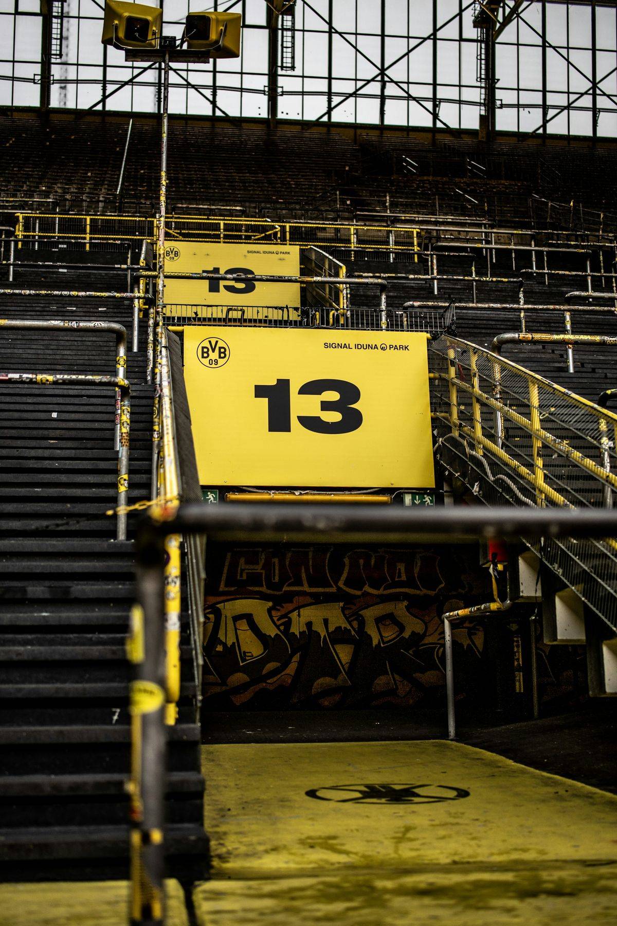 Trap naar vak 13 op de tribune van Signal Iduna Park, het stadion van Borussia Dortmund, met het gele BVB-bord