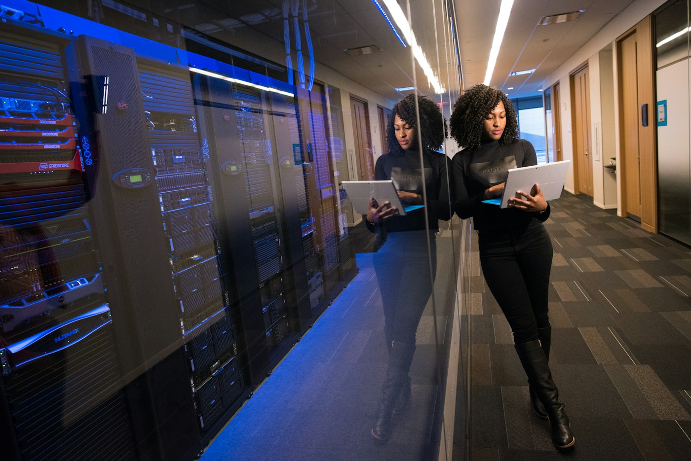 IT-professional die systemen controleert naast een serverrack